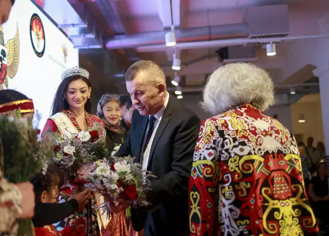 Mirosław Wawrowski odbiera gratulacje podczas otwarcia Konsulatu Indonezji w Gdańsku.