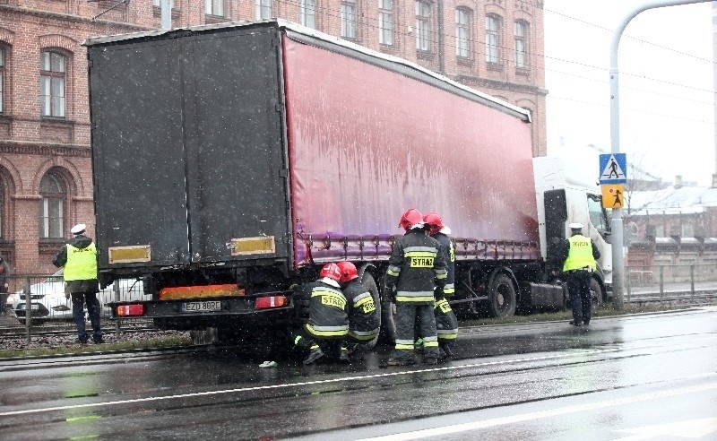Wypadek na ul. Kopcińskiego. Tir wpadł na tory tramwajowe [ZDJĘCIA, FILM]