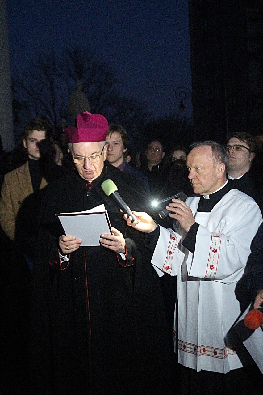 Droga krzyżowa w Lublinie. Wierni przeszli uliczkami Starego Miasta (ZDJĘCIA)        