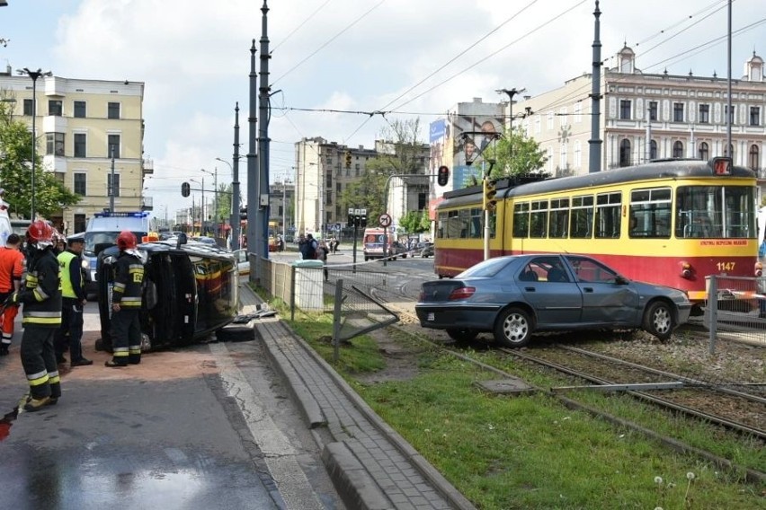 Dwie osoby zostały przetransportowane do szpitala.