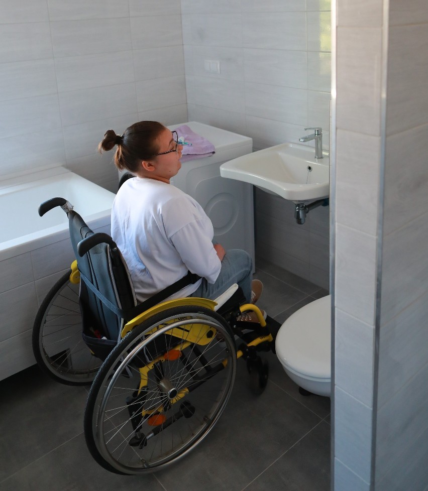 Niepełnosprawna Karolina z Suska Nowego i jej rodzina dostała prezent od mieszkańców gminy. Ten prezent to modernizacja łazienki