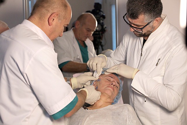 W środę w Szpitalu Pulsmed przeprowadzono trzy zabiegi liftingu i odbudowania owalu twarzy za pomocą specjalnych nici chirurgicznych. Nici wchłoną się po s6 miesiącach