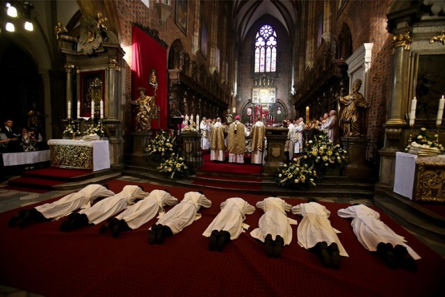 W sobotę we wrocławskiej katedrze arcybiskup Józef Kupny wyświęci nowych księży. Nowi kapłani w niedzielę odprawią w swoich rodzinnych parafiach swoje pierwsze msze święte