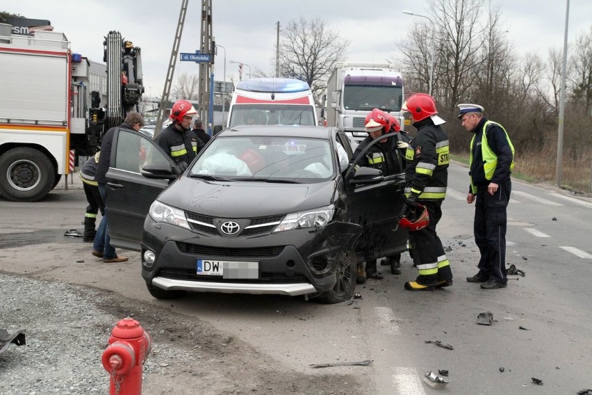 Wypadek na Kowalskiej. Zderzyły się trzy samochody