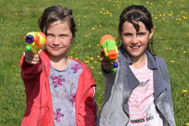 10-letnia Dorotka i jej 11-letnia siostra Julia świetnie się bawiły w Lany Poniedziałek oblewając się wzajemnie wodą.