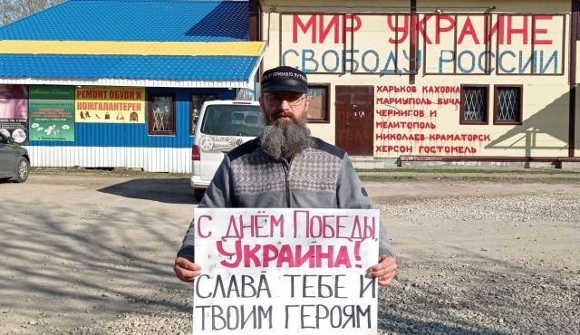 48-letni przedsiębiorca został objęty dwiema sprawami karnymi dotyczącymi "dyskredytacji" rosyjskich sił zbrojnych