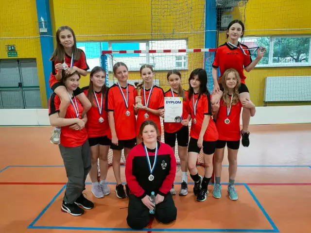 Reprezentantki Szkoły Podstawowej w Przyjaźni zdobyły srebrne medale podczas finałowych rozgrywek Igrzysk Unihokeja Dzieci w kategorii dziewcząt województwa pomorskiego.