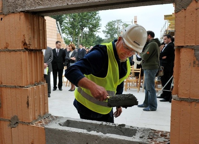Dokument upamiętniający 28 września 2009 roku w Sulechowie trafił do specjalnej kapsuły, którą wmurowaną z powstającą budowlę. Na zdjęciu Romuald Kuźniak, kierownik budowy.