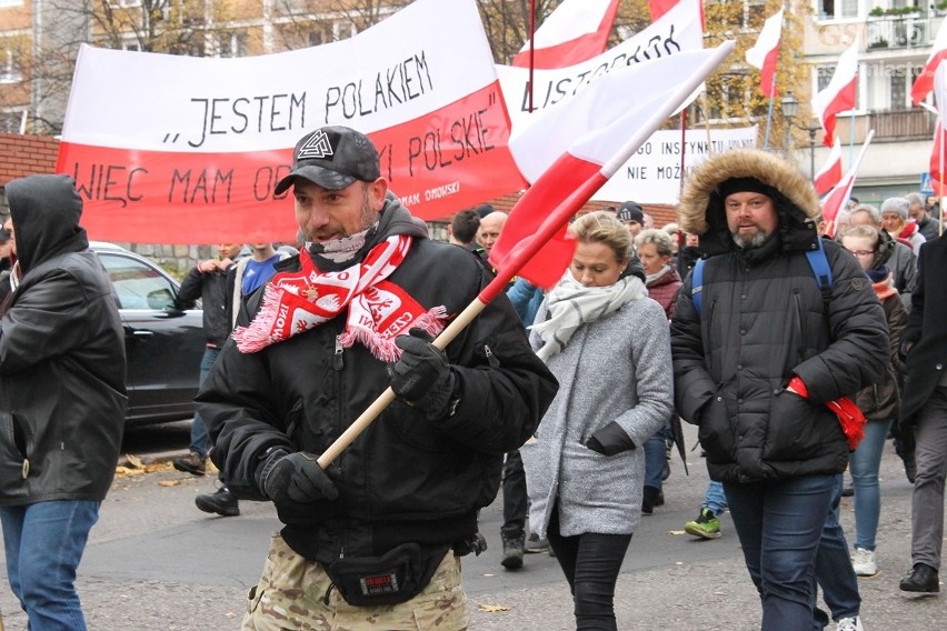 VII Szczeciński Marsz Niepodległości. Apel pamięci, odśpiewanie hymnu i przejście ulicami miasta