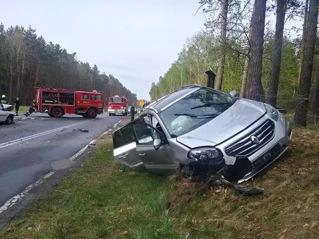 To wypadek, o którym poinformowali nas Czytelnicy. Doszło do niego na skrzyżowaniu w okolicy Starego Polichna. W niedzielę, 28 kwietnia, zderzyły się tu trzy samochody. Jedna osoba została odwieziona do szpitala.Wypadek miał miejsce na skrzyżowaniu w rejonie Starego Polichna na przecięciu dróg prowadzących z tej miejscowości do Lipek Wielkich i Skwierzyny. Ze wstępnych informacji policji wynika, że kierujący oplem jechał drogą w kierunku Starego Polichna. Wjechał na skrzyżowanie nie upewniając się, czy może to zrobić. W tym samym czasie w kierunku Lipek Wielkich jechał kierujący renault. Zauważył opla, który wjeżdżał na skrzyżowanie, ale nie był w stanie uniknąć zderzenia. Renault uderzyło w przód opla, wpadło jeszcze na forda i wyleciało z drogi na pobocze. Na miejsce dotarły służby ratunkowe. Strażacy zabezpieczyli rozbite samochody. Dojechała również gorzowska policja.Karetka pogotowia ratunkowego zabrała do szpitala ranną pasażerkę opla.Zobacz też wideo:  Lubuscy policjanci zadali cios cyberprzestępczości. Internetowi hackerzy okradali konta