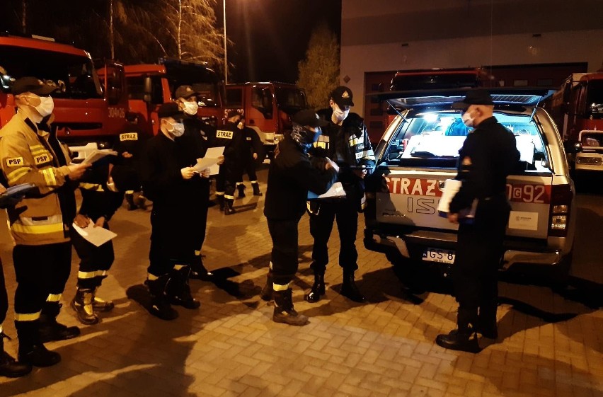 Strażacy ze Słupska po pierwszym dniu walki z żywiołem w Biebrzańskim Parku Narodowym