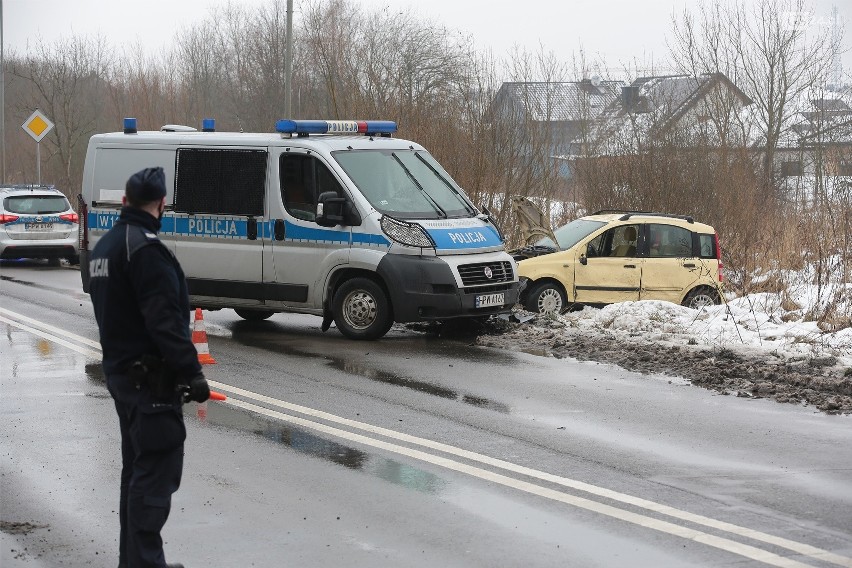 Policyjny pościg w Szczecinie. Dachowanie i zablokowana główna droga prowadząca do Polic - 19.01.2021