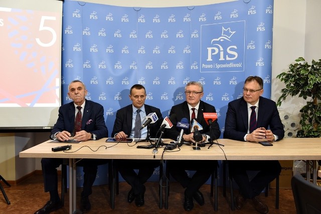 Politycy Prawa i Sprawiedliwości przedstawiają program partii przed nadchodzącymi wyborami (od lewej:Jan Duda, Józef Leśniak, Wiesław Janczyk i Arkadiusz Mularczyk)