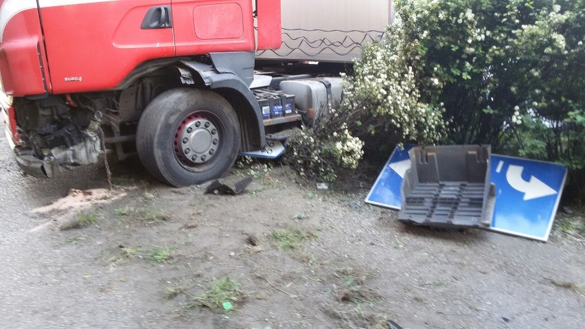 Wypadek na DK1 w Częstochowie. TIR zjechał z estakady wprost...