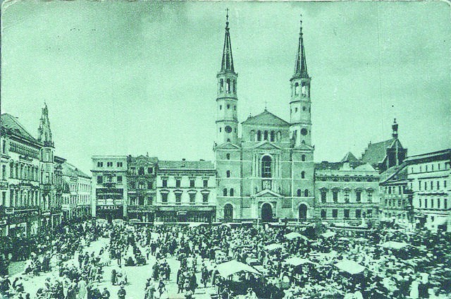 Stary Rynek w dzień targowy, 1930 r. Doskonale widoczna zachodnia pierzeja, zburzona przez Niemców