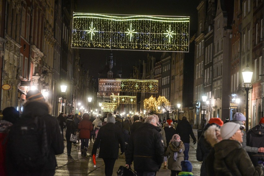 Św. Mikołaj przypłynął do Gdańska i zapalił lampki na miejskiej choince  [WIDEO, ZDJĘCIA] 