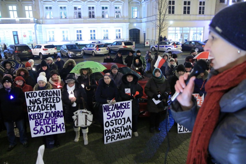 Pikieta lubelskiego KOD-u przed Sądem Okręgowym. "Stop dyktaturze" (ZDJĘCIA, WIDEO)