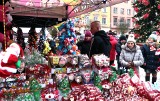 Jarmark św. Mikołaja na Rynku w Grudziądzu. Na straganach można kupić rękodzieło i nie tylko. Zobacz zdjęcia