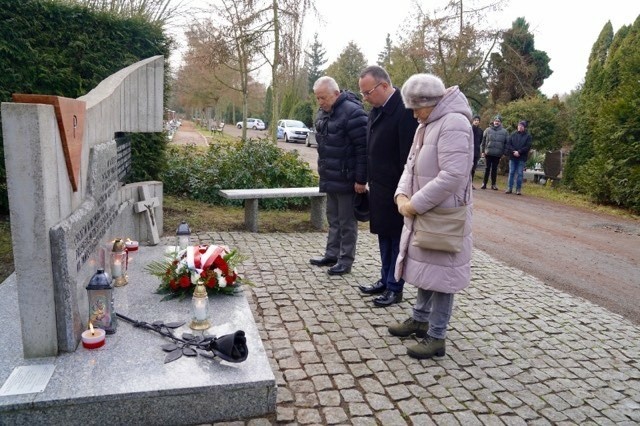 Uroczystości związane z obchodami Międzynarodowego Dnia Holocaustu rozpoczęły się w Szczecinie od złożenia kwiatów pod pomnikiem Ofiar Hitlerowskich Obozów Koncentracyjnych na Cmentarzu Centralnym.