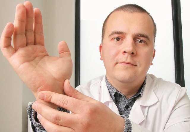 - Drżenie palców, szczególnie kciuka, palca wskazującego i środkowego to już znak, by udać się do ortopedy - mówi doktor Włodzimierz Witwicki.