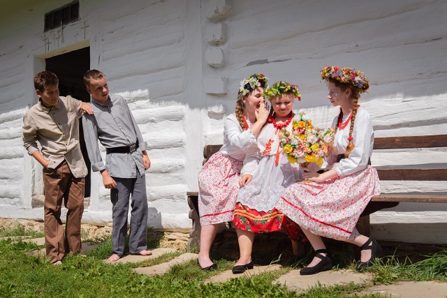 Mieszkańcy gminy Kocmyrzów-Luborzyca przebierali się w stroje sprzed wieków i odgrywali scenki z życia chłopów, mieszczan, dam we dworze i żołnierzy