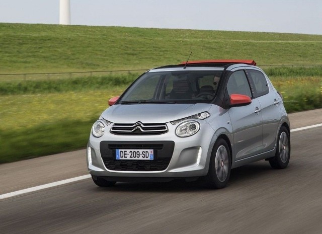 Citroen C1 został zaprezentowany w marcu 2014 roku, więc modele z początku produkcji mają już swoje lata i mogą być bardzo ciekawym kąskiem dla osób poszukujących ciekawego auta miejskiego. Kompaktowe wymiary, ciekawa stylistyka i niskie ceny na rynku wtórnym. Czym jeszcze charakteryzuje się druga generacja Citroena C1?Fot. Citroen