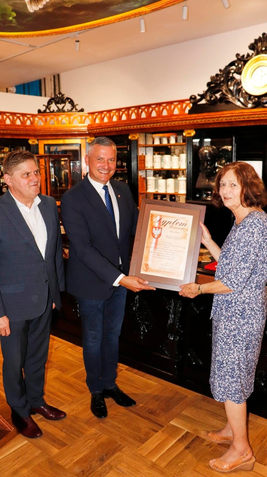 Dyplomy uznania dla ofiarodawców blisko dwustuletnich mebli ze słynnej radomskiej apteki „Pod Białym Orłem”  