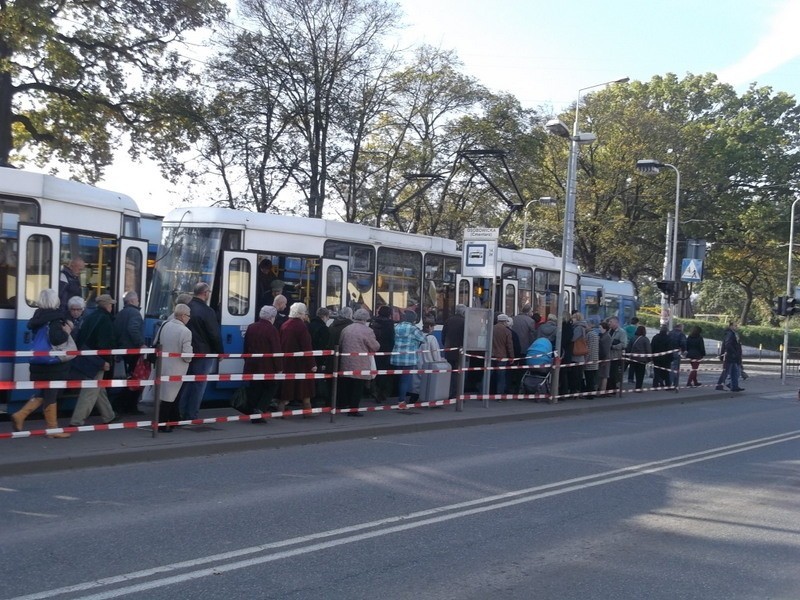 Wrocław: Dziś znacznie mniejszy ruch na cmentarzu Osobowickim (ZDJĘCIA)