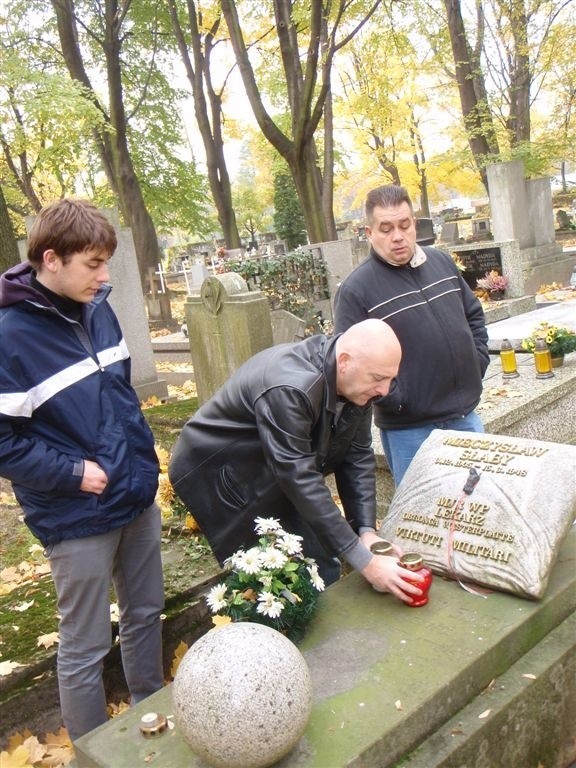 Grób majora Mieczysława Słabego znajduje się na Cmentarzu Rakowickim w Krakowie. Nz. przemyscy rekonstruktorzy, w środku Janusz Łukasiewicz.