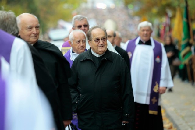 Fundacja Lux Veritatis, związana z o. Tadeuszem Rydzykiem, otrzymała w ciągu czterech lat ponad 6 mln złotych dotacji z Fundacji PZU. Na co? Fundacja Lux Veritatis to nadawca TV Trwam, a także właściciel niepublicznej Wyższej Szkoły Kultury Społecznej i Medialnej w Toruniu, w której uczą się m.in. przyszli dziennikarze. CZYTAJ DALEJ >>>>>