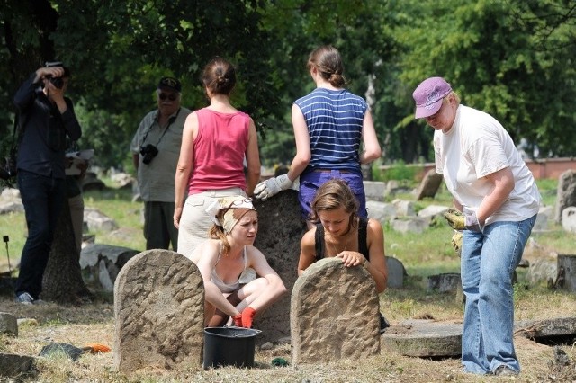 Interesuję się historią żydowską, przez rok byłam w Izraelu - opowiada Nora Schmidt z Niemiec.- Spotkałam tam ocalałych z Holocaustu. Teraz jestem tu, bo czuję, że to ważne, by ocalić historię, utrwaloną na tych kamieniach.