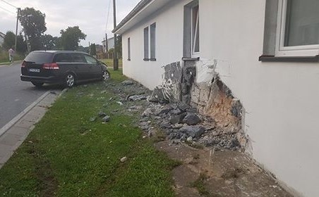 W czwartek około 19.30 w Jarosławsku 36-letni mężczyzna kierujący samochodem marki Opel Vectra, stracił panowanie nad pojazdem, w wyniku czego zjechał na pobocze i uderzył w budynek mieszkalny. Mężczyzna znajdował się w stanie nietrzeźwości, miał 2,71 promila.