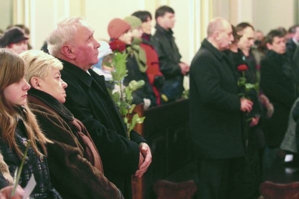 Walentynki można świętować także w kościele &#8211; udowodnili wczoraj mieszkańcy Choroszczy. Prawie każdy pan przyszedł z czerwoną różą dla towarzyszki życia.