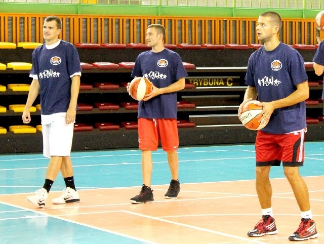 Artur Donigiewicz (w środku), może już na równi trenować z Pawłem Bogdanowiczem (z lewej) i Nikolą Vasojevićem.