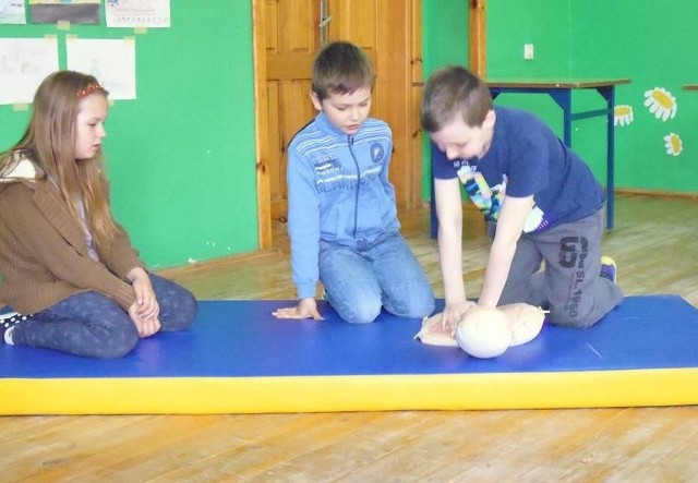 Dzieci uczyły się, jak udzielać pierwszej pomocy.