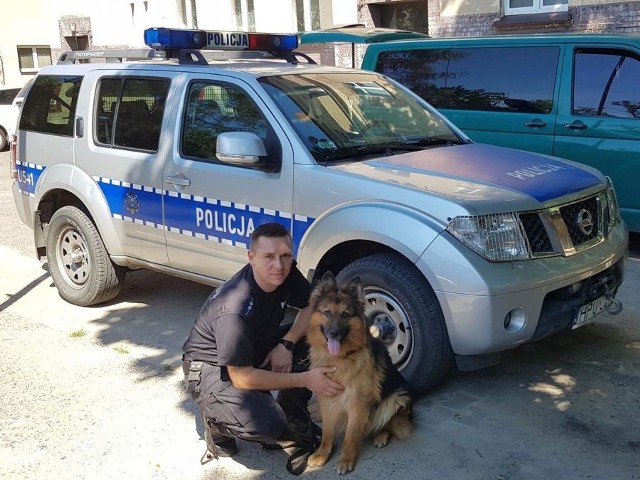 asp. Piotr Gerke ze swoim policyjnym psem służbowym