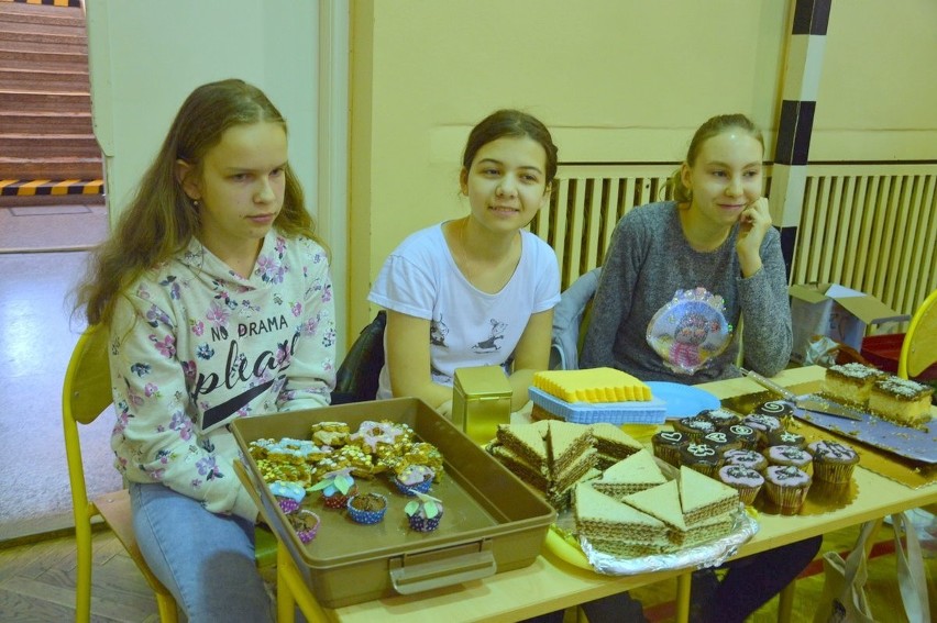 Bochnia. Kawiarenka charytatywna w szkole podstawowej nr 1 na rzecz dzieci z oddziału pediatrii szpitala w Bochni [ZDJĘCIA]