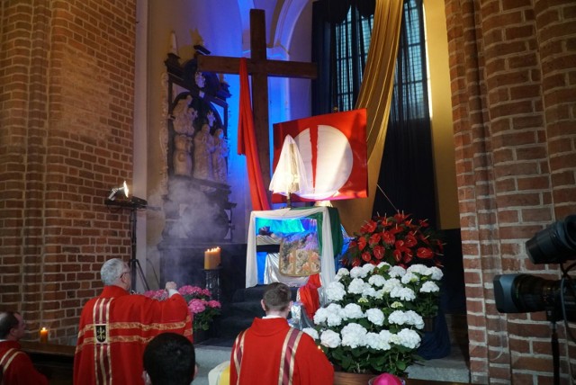 Wielki Piątek to jedyny dzień w roku, kiedy nie odprawia się mszy świętej. Celebrans Liturgii Męki Pańskiej jest ubrany w czerwone szaty. Najważniejszą częścią obchodów Wielkiego Piątku jest Adoracja Najświętszego Sakramentu.