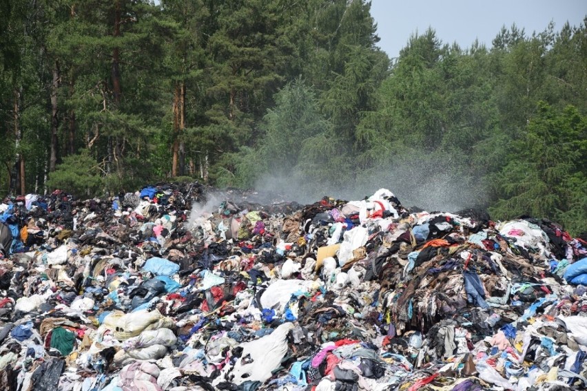 Znów pali się składowisko tekstyliów w Kamieńcu (14.07.2022)