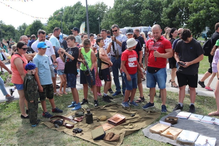 Łomża. Piknik militarny „Wojsko na swojsko” przyciągnął tłumy. Zobacz, jakie atrakcje czekały na przybyłe osoby