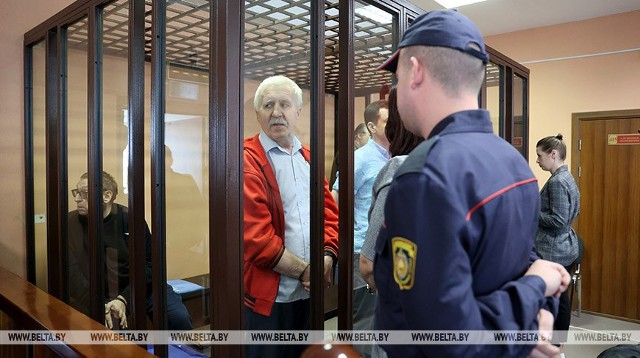 Lider opozycyjnej partii Białoruski Front Narodowy Ryhor Kastusiou (w czerwonej kurtce) do końca próbował dowieść swojej niewinności