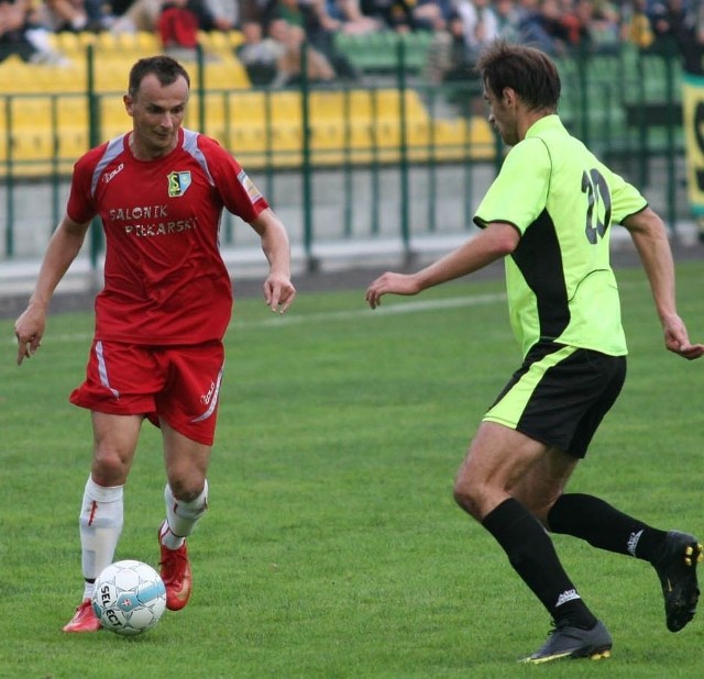 Tomasz Walat (z piłką) zdobył w Dębicy gola na wagę trzech punktów i pierwszego wyjazdowego zwycięstwa piłkarzy Siarki Tarnobrzeg w tym sezonie.