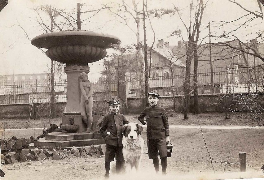 Gdzie stanie słynna fontanna z ogrodu przy pałacu Poznańskich? 