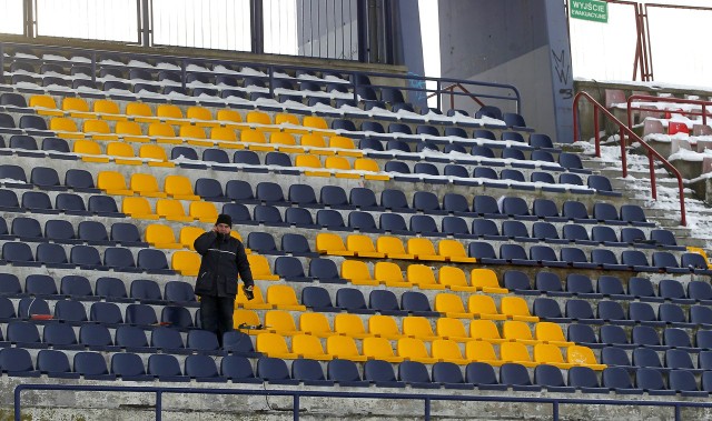 Pracownicy MOSRiR montują nowe krzesełka na stadionie Pogoni.