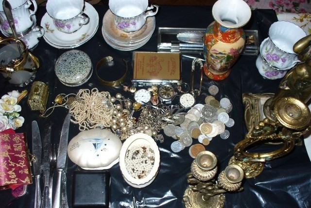 Część przedmiotów, które policjanci znaleźli w domu wynajmowanym przez 73-latkę.