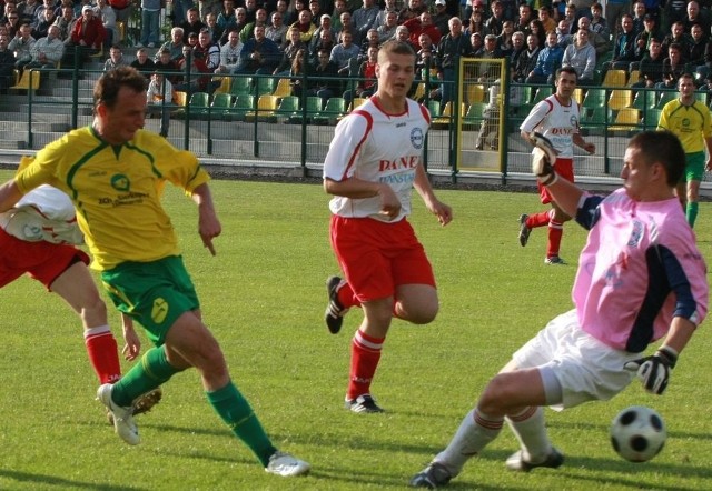 Tomasz Walat zdobywa trzeciego swego, a piątego dla Siarki gola w meczu ze Strumykiem Malawa.