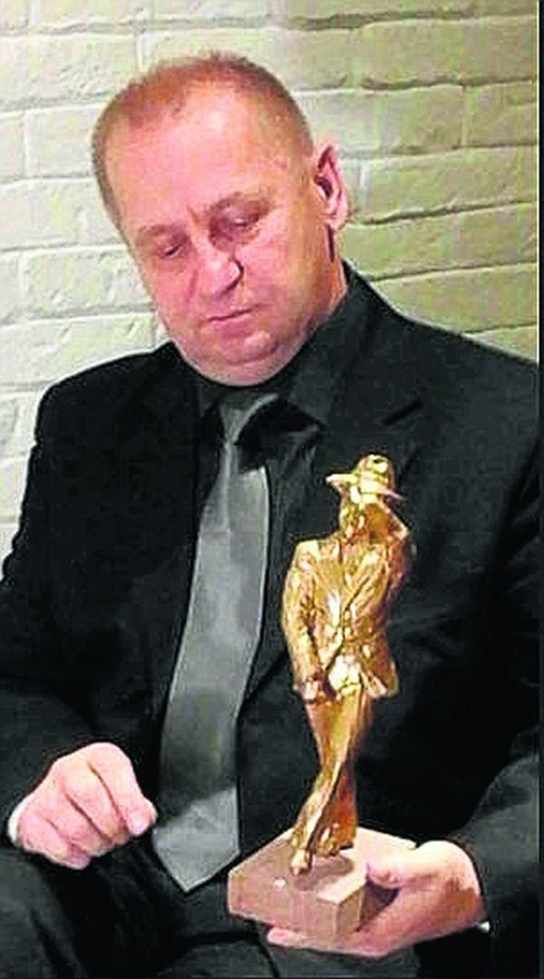 Statuetkę Artura Rubinsteina prezentuje dyrektor Festiwalu Wojciech  S. Grochowalski.