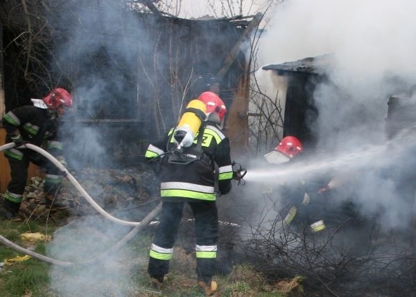 Trzy zastępy strażaków wciąż dogaszają pogorzelisko