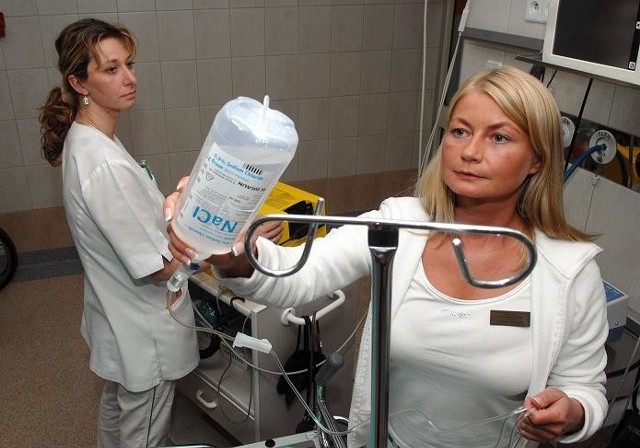 Pielęgniarki Marzena Tomkiewicz (z lewej) i Tamara Urbanek pracują na oddziale ratunkowym. Jak koleżanki boją się zwolnień
