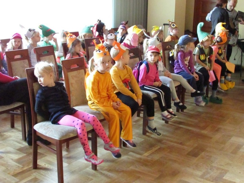 Przedszkolaki z Koszalina malowały portrety swoich pań [zdjęcia, wideo]